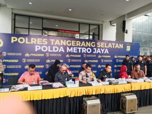 Polres Tangsel menggelar konferensi pers kasus guru ngaji cabuli 8 muridnya.